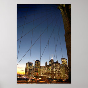 Brooklyn Bridge bei Dämmerung mit Manhattan Skylin Poster