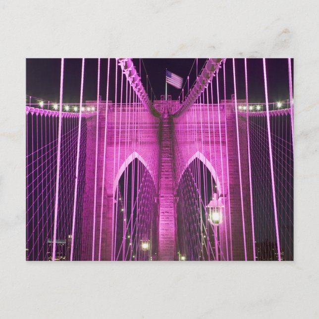 Brooklyn Bridge Lit Lila Postkarte (Vorderseite)