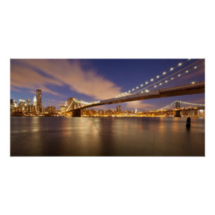 Brooklyn Bridge und Manhattan bei Nacht. Poster