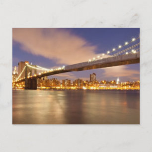Brooklyn Bridge und Manhattan bei Nacht. Postkarte