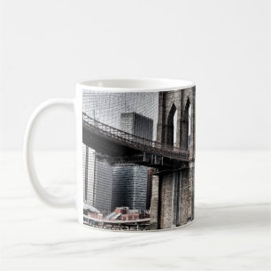 BROOKLYN BRIDGE WÄHREND DES TAGES KAFFEETASSE