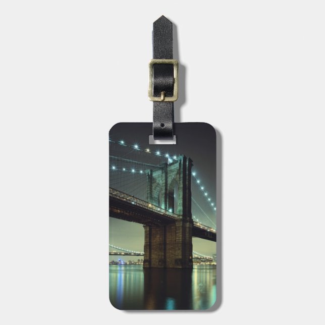 Brooklyn-Brücke an Nachtmanhattan-Brücke Gepäckanhänger (Vorderseite vertikal)