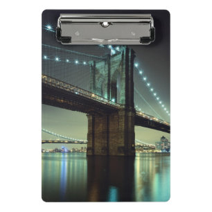 Brooklyn-Brücke an Nachtmanhattan-Brücke Mini Klemmbrett