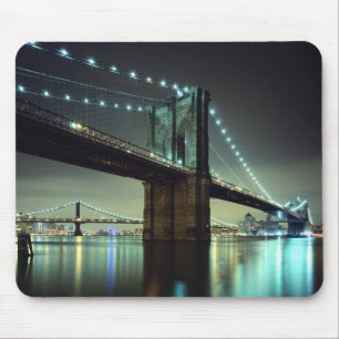 Brooklyn-Brücke an Nachtmanhattan-Brücke Mousepad