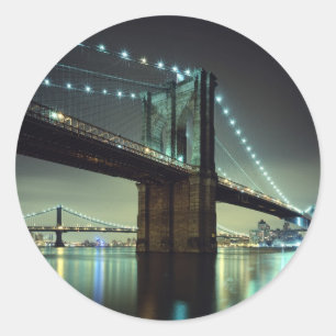 Brooklyn-Brücke an Nachtmanhattan-Brücke Runder Aufkleber