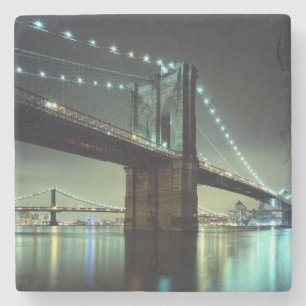 Brooklyn-Brücke an Nachtmanhattan-Brücke Steinuntersetzer