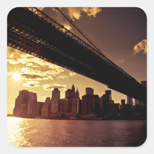 Brooklyn-Brücke mit New- York Citywolkenkratzern Quadratischer Aufkleber