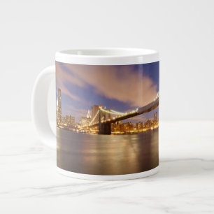 Brooklyn-Brücke und Manhattan nachts Jumbo-Tasse