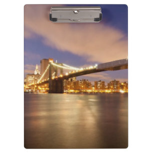Brooklyn-Brücke und Manhattan nachts Klemmbrett