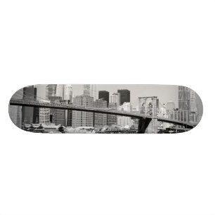 Brooklyn-Brücke und Manhattan-Skyline Skateboard