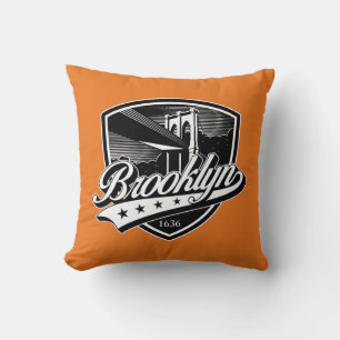 Brooklyn Shield mit Swoosh Design Kissen