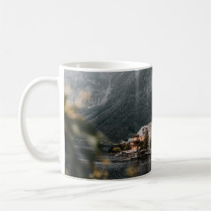 BROWES UND WEISS KONKRETES GEBÄUDE IN DER NÄHE DES KAFFEETASSE