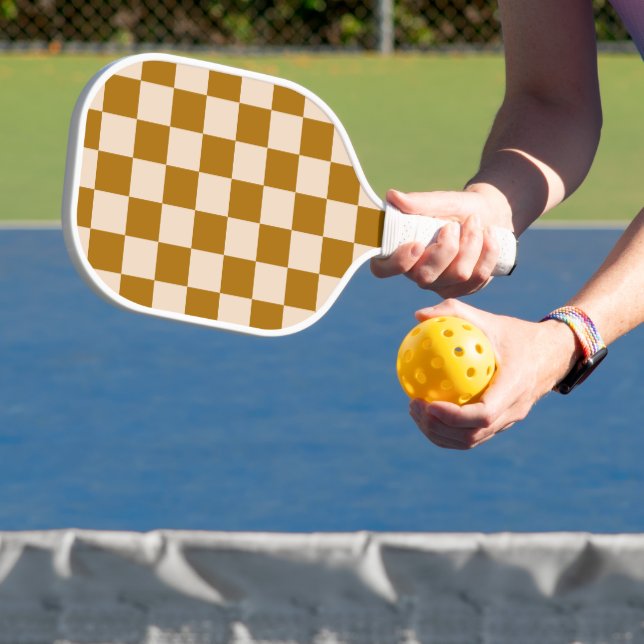 Brown and beige checkerboard pattern pickleball schläger (InSitu)