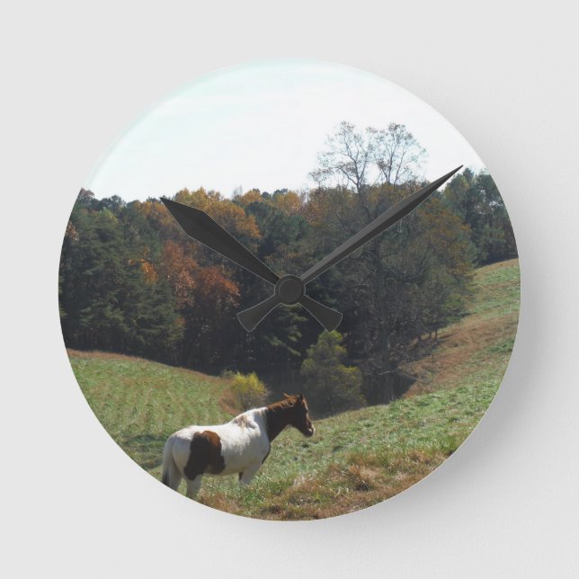 Brown and white horse at autumn pond runde wanduhr (Vorderseite)