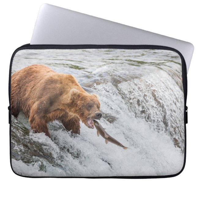 Brown Bear Catches Red Salmon Laptopschutzhülle (Vorderseite)