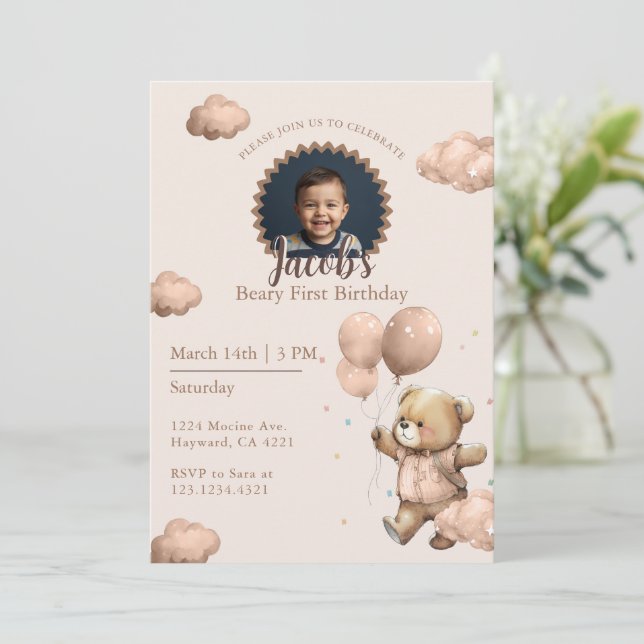 Brown Beary First Birthday Boy Photo Einladung (Stehend Vorderseite)