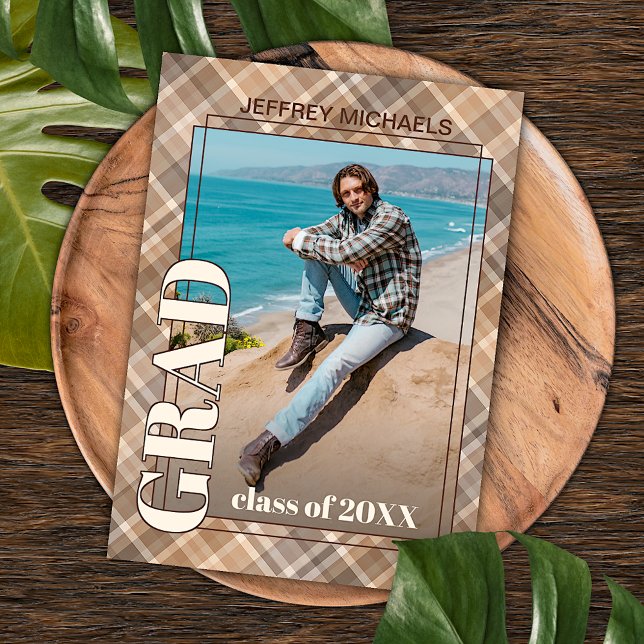 Brown Beige Tartan Karierter Abschluss Ankündigung Postkarte (Von Creator hochgeladen)