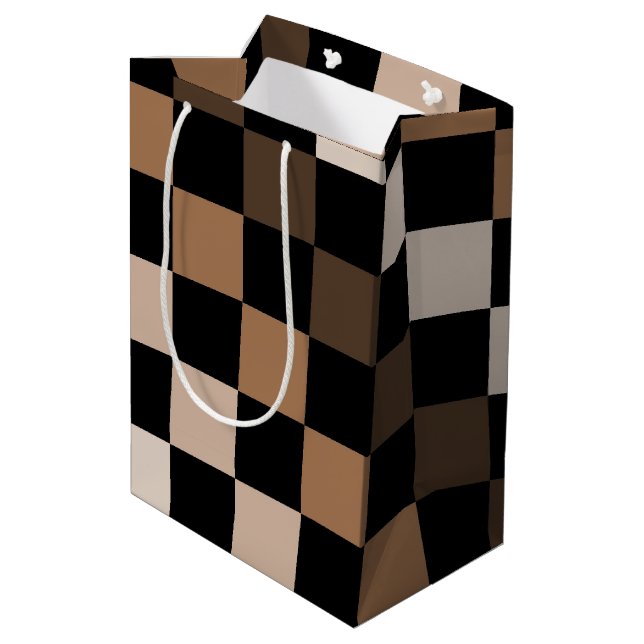 Brown Black Checkered Gingham Pattern Mittlere Geschenktüte (Rückseite Schrägansicht)