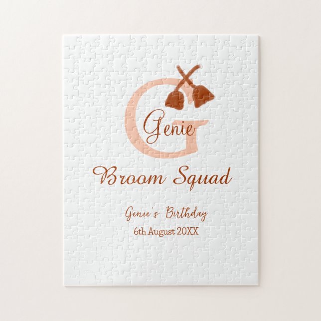Brown broom Squad Geburtstagsname Pfirsichmonogram (Vertikal)