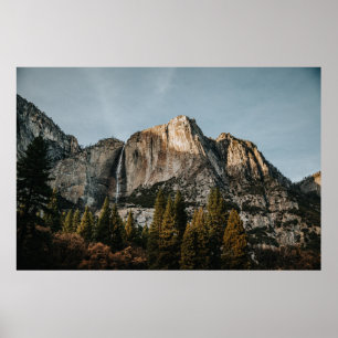BROWN CLIFF IN DER NÄHE VON BÄUMEN UNTER BLAUEM HI POSTER