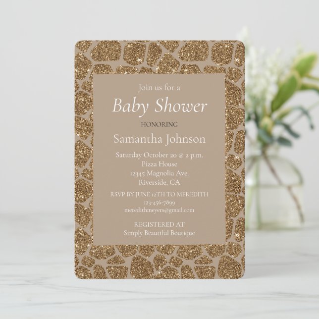 Brown Cream Giraffe Print Glitzer Babydusche   Einladung (Stehend Vorderseite)