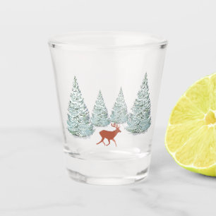 Brown Deer & Snowy Spruce Trees Schnapsglas