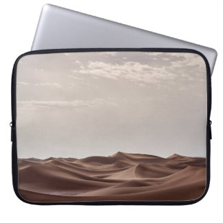 BROWN DESERT UNTER WEISSEN SCHWEINEN LAPTOPSCHUTZHÜLLE