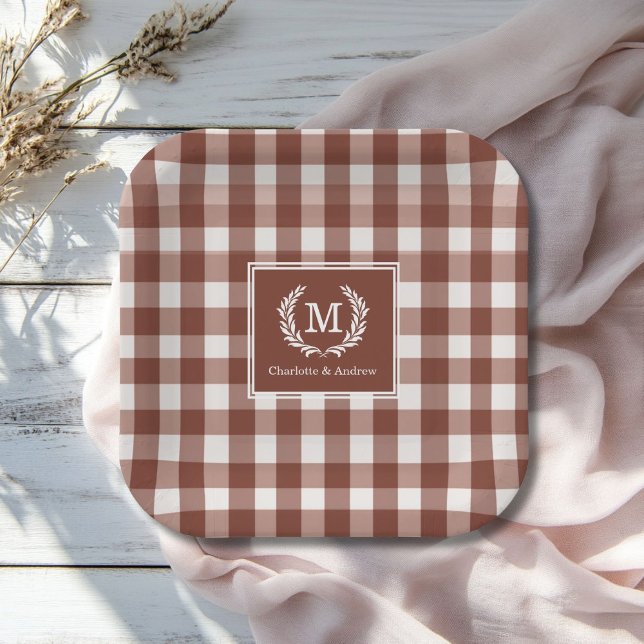 Brown Gingham Monogram Wappen Custom Pappteller (Brown Gingham Monogram Crest Custom Paper Plates with your Monogram and Names.)