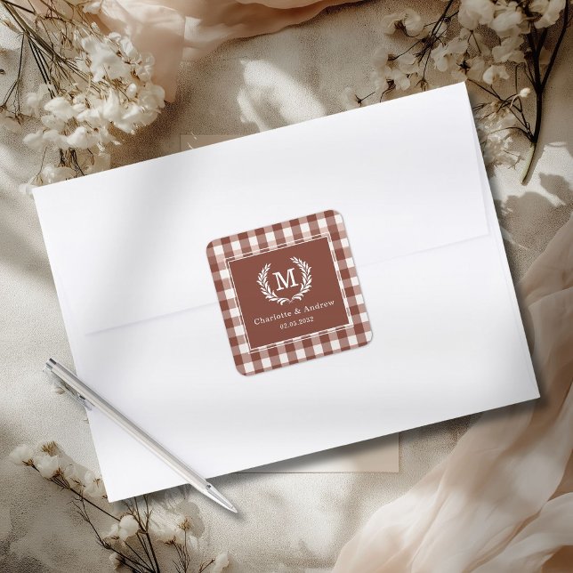 Brown Gingham Monogram Wappen Custom Quadratischer Aufkleber (Brown Gingham Monogram Crest Custom Square Sticker)