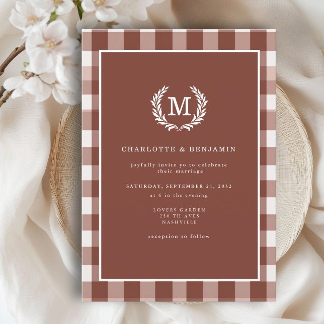 Brown Gingham Monogram Wappen Einladung (Brown Gingham Monogram Crest Invitation. Print & Instant Download.)