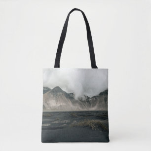 BROWN GRASS IN DER NÄHE VON WASSER UND BERG TASCHE