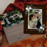 Brown Greenery Vintag Merry Verheiratet Portrait Feiertagskarte<br><div class="desc">Herzlich willkommen in unserem bezaubernden Braun Grün Vintag Merry Verheiratet Portrait Holiday Card Design, wo Vintager Charme auf moderne Eleganz trifft. Dieses Design besticht durch eine faszinierende Aquarellenpflanze und eine subtil elegante Kalligraphie mit einfacher Typografie, die das Wesen traditioneller Gemütlichkeit und rustikaler Hütte einnimmt. Mit einer Touch von Retro-Flair und...</div>