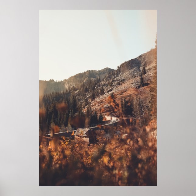 BROWN HOLZBRÜCKE AUF BROWN ROCKY BERG WÄHREND POSTER (Vorne)