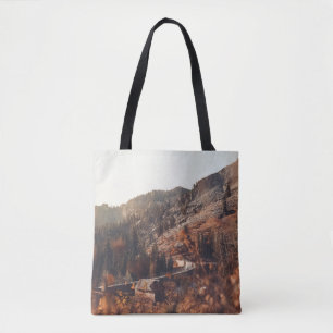 BROWN HOLZBRÜCKE AUF BROWN ROCKY BERG WÄHREND TASCHE