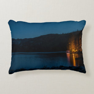 BROWN HOLZDOCK AUF DEM BLAUEN SEE WÄHREND DER NACH DEKOKISSEN