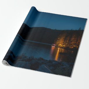 BROWN HOLZDOCK AUF DEM BLAUEN SEE WÄHREND DER NACH GESCHENKPAPIER