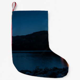 BROWN HOLZDOCK AUF DEM BLAUEN SEE WÄHREND DER NACH KLEINER WEIHNACHTSSTRUMPF