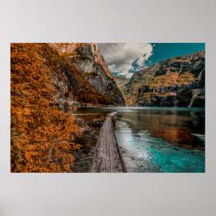 BROWN HOLZDOCK IN DER NÄHE DES BERGES WÄHREND DES  POSTER