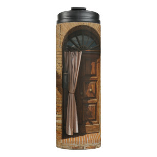BROWN HOLZTÜR AUF BROWN BRICK WALL THERMOSBECHER