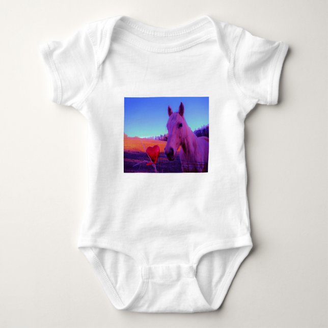 Brown Horse and Red Heart Baby Strampler (Vorderseite)