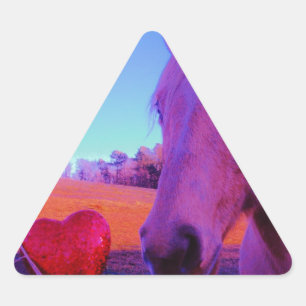 Brown Horse and Red Heart Dreieckiger Aufkleber