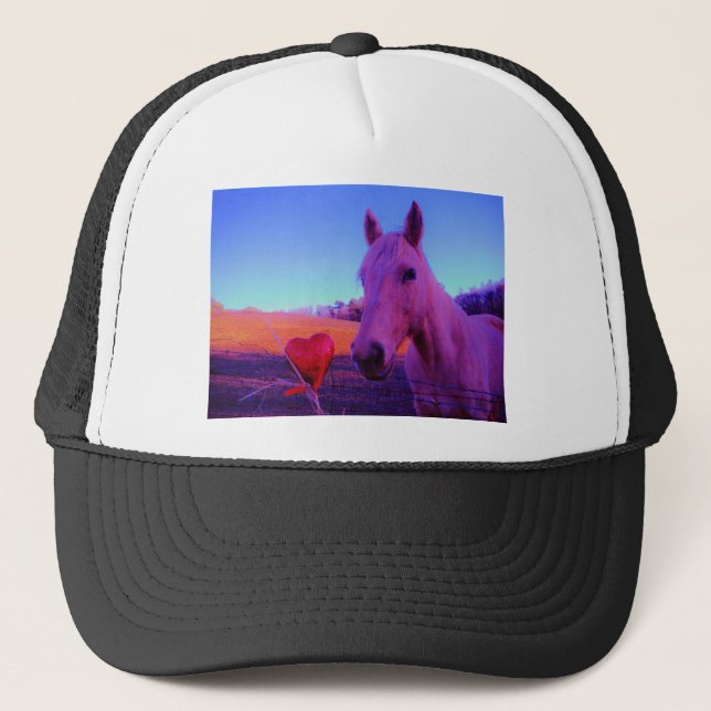 Brown Horse and Red Heart Truckerkappe (Vorderseite)