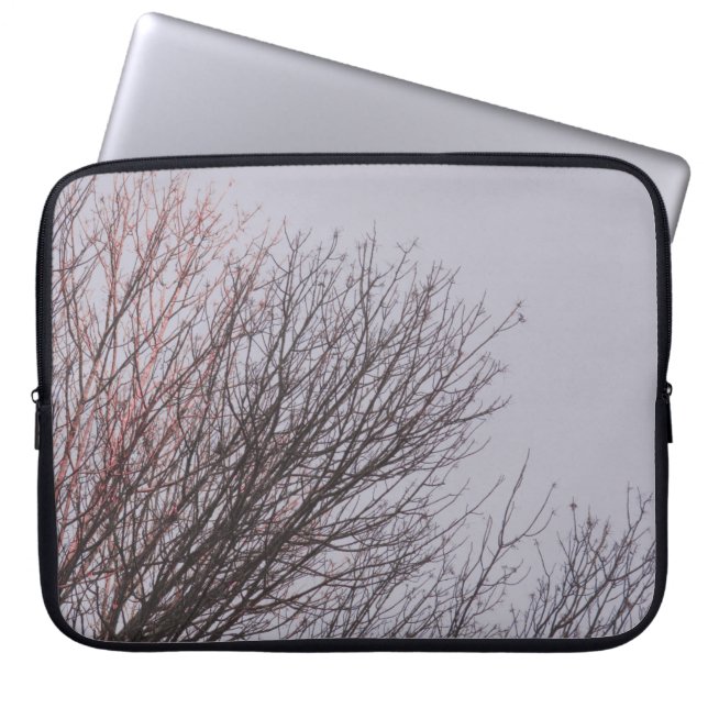 BROWN LEAFLESS BAUM UNTER WEISSER HAUT LAPTOPSCHUTZHÜLLE (Vorderseite)