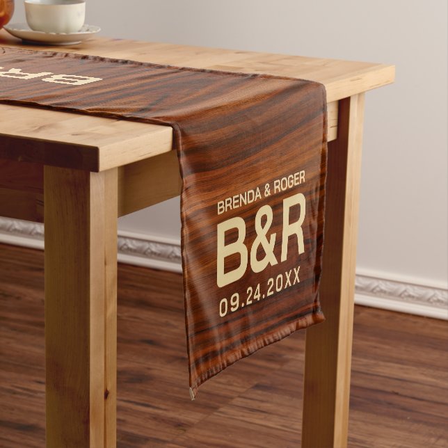 Brown Mahogany Wood Wedding Monogram Kurzer Tischläufer (Beispiel)