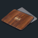 Brown Mahogany Wood Wedding Monogram Laptopschutzhülle<br><div class="desc">Personalisieren Sie Ihre Badmatte mit Ihren Initialen und Ihrem Hochzeitstag. Brauner Mahagoniholzhintergrund,  schlicht,  minimalistisch und elegant. Geben Sie dies als Hochzeitsgeschenk oder passen Sie es für jeden Anlass an.</div>