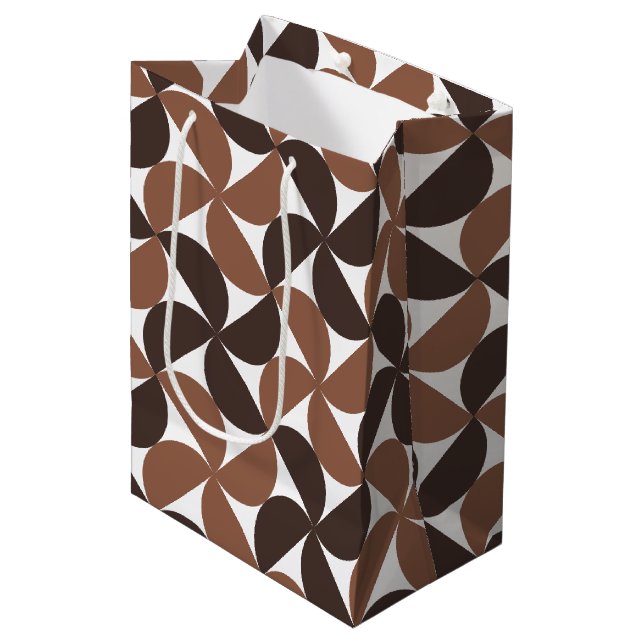 Brown Mid Century Modern Pattern Mittlere Geschenktüte (Vorderseite Schrägansicht)