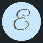 Brown Monogram E on Light Blue Fevor Label Runder Aufkleber<br><div class="desc">Monogram-Geschenke haben eine große Auswahl an individuell anpassbaren USPS-Briefmarke,  Umschlag Aufkleber-Aufkleber,  Grußkarten,  Hemden,  Hüte,  Buttons,  Magnete und vieles mehr. Diese Monogramme eignen sich hervorragend für die Versendung von Einladungen zu Hochzeiten,  Party Einladungen zum Jahrestag,  Graduierungsankündigungen und Geburtstagspartys,  um nur einige zu nennen.</div>