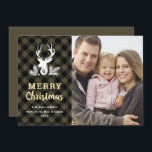 Brown Monogram Kariert Country Christmas Foto Card Feiertagskarte<br><div class="desc">Versenden Sie dieses Jahr stilvolle Urlaubsgrüße mit dieser rustikalen karierten Weihnachtsfotokarte. Die gemütliche karierte Urlaubskarte ist mit braunem und schwarzem Motiv gestaltet,  mit einem Buchstaben,  der "Frohe Weihnachten" heißt,  und einem monogramm Hirschkopf,  der von festlichen Kiefernästen und Beeren gerahmt ist. Personalisieren Sie Ihre Namen,  Familienmonogramm und Ihr beliebtes Foto.</div>