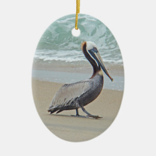 Brown-Pelikan auf Strand Keramik Ornament