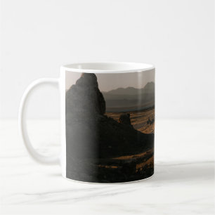 BROWN ROCK FORMATION AUF BROWN FELD WÄHREND DES T KAFFEETASSE